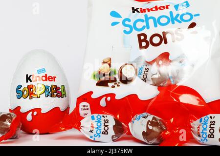 Pescara, Italia, 6th Apr, 2022: Il produttore italiano di caramelle Ferrero ha annunciato un richiamo su alcuni prodotti di cioccolato a causa della possibilità di un legame con un focolaio di salmonella . Kinder sorpresa uova, Kinder Schokobons e mini uova le uova di cioccolato del marchio. Il cioccolato in questione era stato prodotto nello stesso stabilimento in Belgio. L'epidemia di avvelenamento alimentare colpisce l'Irlanda, il Regno Unito e molti altri paesi europei. Credit image: Walter Cicchetti/Alamy Live News Foto Stock