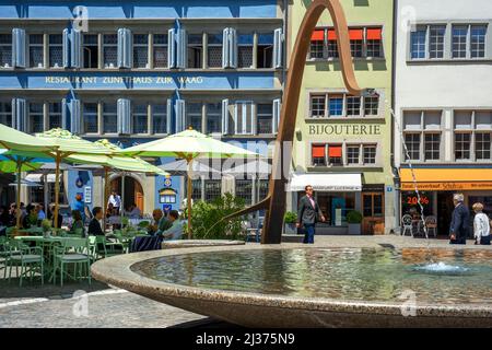 Il design moderno fontana sulla Münsterhof town square nel quartiere Lidenhof di Zurigo, Svizzera, Europa Foto Stock