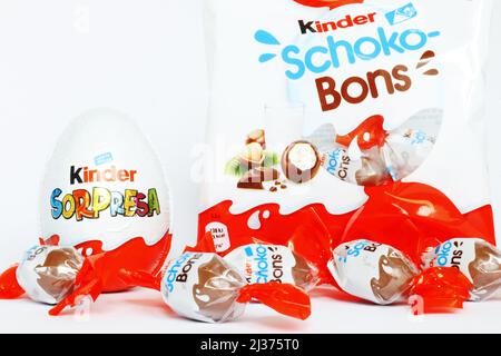 Pescara, Italia, 6th Apr, 2022: Il produttore italiano di caramelle Ferrero ha annunciato un richiamo su alcuni prodotti di cioccolato a causa della possibilità di un legame con un focolaio di salmonella . Kinder sorpresa uova, Kinder Schokobons e mini uova le uova di cioccolato del marchio. Il cioccolato in questione era stato prodotto nello stesso stabilimento in Belgio. L'epidemia di avvelenamento alimentare colpisce l'Irlanda, il Regno Unito e molti altri paesi europei. Credit image: Walter Cicchetti/Alamy Live News Foto Stock