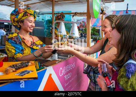 Cibo caraibico in Street Food Festival im Zürich Hauptbahnhof. Zurich Street Food Park nello stadio Hardturm, Zurigo, Svizzera. Street Food Foto Stock