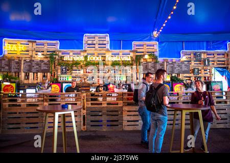 Street Food Festival im Zürich Hauptbahnhof. Zurich Street Food Park nello stadio Hardturm, Zurigo, Svizzera. Street Food Festival è ora in corso Foto Stock
