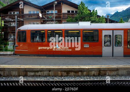 Treno Gornergrat in attesa di turisti alla stazione di Zermatt, Svizzera. Con la sua piattaforma di osservazione soleggiata accessibile tutto l'anno, il Gornergrat Foto Stock