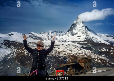 Turista asiatico con il sontuoso Monte Cervino Gornergrat osservatorio astronomico dal monte Gornergrat, a sud-est di Zermatt stat Foto Stock