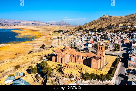 Chiesa di Santiago Apostol sopra il lago Titicaca a Pomata, Perù Foto Stock