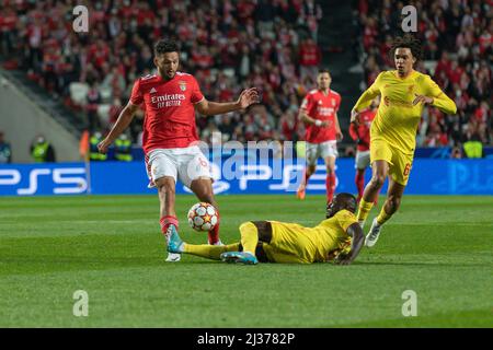 Lisbona, Portogallo. Aprile 05, 2022. Benfica è in avanti dal Portogallo Goncalo Ramos (88) e il difensore di Liverpool dalla Francia Ibrahima Konate (5) in azione durante il gioco delle 1st fasi del quarto finale per la UEFA Champions League, Benfica vs Liverpool Credit: Alexandre de Sousa/Alamy Live News Foto Stock