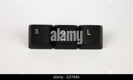 Testo SQL creato con tasti della tastiera isolati su sfondo bianco, SQL bianco su tastiera nera, vista dall'alto Foto Stock