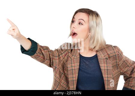 Whoa, non lo guardate appena. Studio girato di una giovane donna che punta verso qualcosa. Foto Stock