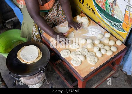 KENYA, Nairobi, Mathare Slum, donna roll e cuocere e vendere pane piatto Chapathis fatto di farina di grano, i prezzi alimentari aumento a causa dei prezzi crescenti per il grano / KENIA, Nairobi, Stadtteil Mathare, Slum, Frau bäckt und verkauft Fladenbrot Chapathis aus Weizenmehl Foto Stock