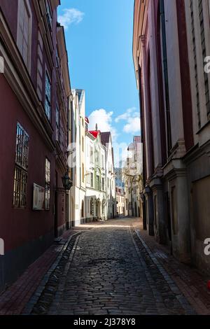 Stretta strada acciottolata nella città vecchia di riga, Lettonia in primavera Foto Stock
