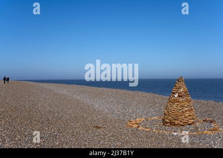 North Sea Sentinel è un tradizionale cairn creato da Henry Fletcher utilizzando pietra di aragia corallina di origine locale che è stato esposto da erosione costiera. Foto Stock