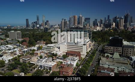 Foto aerea della zona ospedaliera di East Melbourne e Fitzroy Gardenswith Melbourne CBD in background Foto Stock