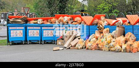 I rifiuti pubblici del consiglio locale e il riciclaggio abbandonano i bidoni in cui le risorse di gestione dei rifiuti non sono riuscite a tenere il passo con la domanda Inghilterra Regno Unito Foto Stock