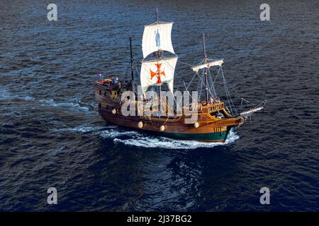 La bellissima barca a tre alberi chiamata Tirena che naviga sul mare Adriatique dal bastione della città fortificata di dubrovnik Foto Stock