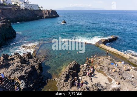 Piscina Acantilado de Los Gigantes. Piscina naturale a Los Gigantes, Tenerife. Foto Stock