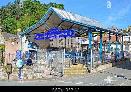 Victoria stazione del tram edificio a Llandudno all'inizio del vittoriano Grande Orme cabinovia trainato alla cima del promontorio di riferimento nel Galles del Nord Regno Unito Foto Stock