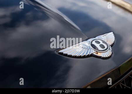 Slovenia, Lubiana - Marzo 9 2022: Logo Bentley badge di auto di lusso. Foto Stock