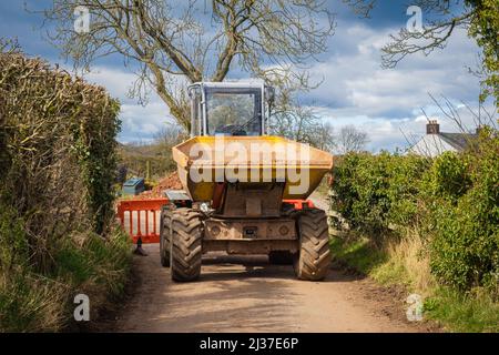 02.04.2022 Rutter Mill, Appelby, Cumbria, Regno Unito. Camion di scarico parcheggiato e bloccare il Dales High Way vicino al villaggio di Hoff in Cumbria Foto Stock