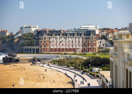 L'Hôtel du Palais (originariamente la Villa Eugénie) e la Grande Spiaggia di Biarritz (Pirenei Atlantici - Francia). Foto Stock