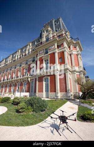 Pulizia della facciata dell'Hôtel du Palais di Biarritz con un drone (Pirenei Atlantici - Francia). Foto Stock