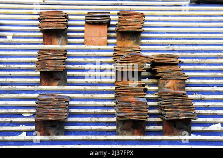 Tegole in pali su un tetto pronto per essere posato sui listelli da un appaltatore di copertura Foto Stock