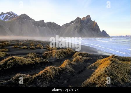 Vestrahorn montagna e la sua spiaggia di sabbia nera in Islanda del Sud Foto Stock
