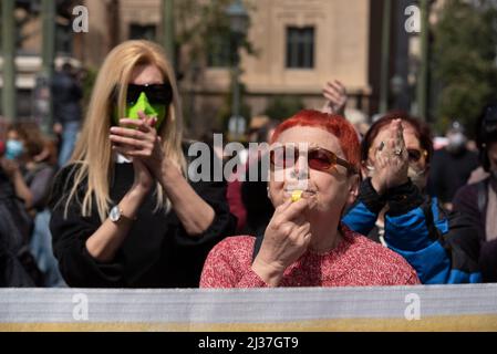 Atene, Grecia. 6th Apr 2022. marzo i manifestanti gridano slogan contro il governo. Decine di migliaia di persone sono scese in strada partecipando a uno sciopero generale di 24 ore contro i salari bassi, l'aumento dei costi di vita e l'aumento dei costi energetici. (Credit Image: © Nikolas Georgiou/ZUMA Press Wire) Foto Stock