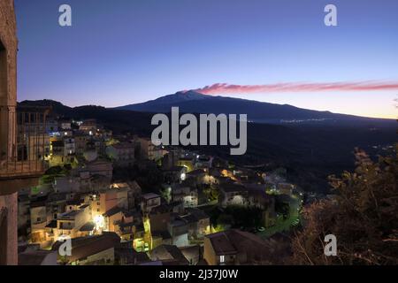 Vista notturna del villaggio di Castiglione di Sicilia e del Monte Etna al crepuscolo, in Sicilia Foto Stock