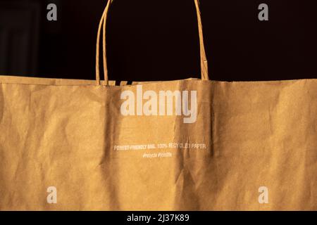Sacchetto di carta marrone, riciclabile e riutilizzabile 100 spbd. Motivo stampato per consentire all'utente di riciclare e riutilizzare questa borsa come confezione Foto Stock