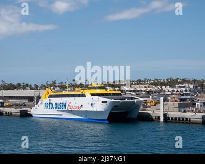 Playa Blanca, Spagna; marzo 26th 2022: I passeggeri Fred Olsen Express sono attraccati al nuovo porto di Playa Blanca, Lanzarote Foto Stock