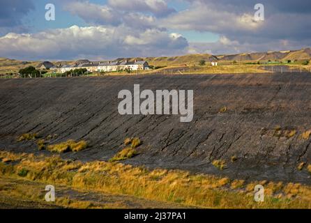 Case a schiera vittoriane tra cumuli di spoglie, Garn yr Erw ex villaggio minerario di carbone, restauro del paesaggio in primo piano, Blaenavon, Torfaen, Galles del Sud UK 1987. Foto Stock