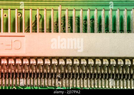 Pin DEL lettore DI schede CF sulla scheda PCB. Perni saldati. Foto Stock