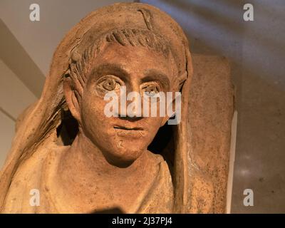 scultura in terracotta romana con statua in dettaglio Foto Stock