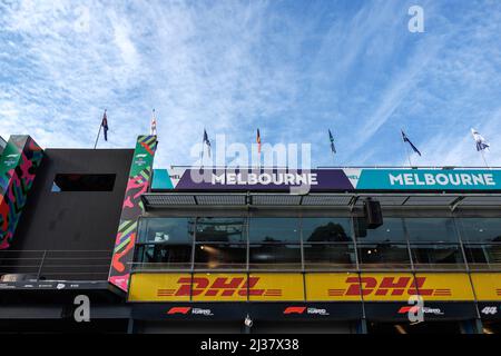 Una vista di Pit Lane durante il Gran Premio di Formula uno australiano al circuito Albert Park Grand Prix su 6. Aprile, 2022. Foto Stock