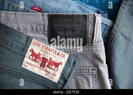 MADRID, SPAGNA - 3 APRILE 2022: Primo piano del retro di vari jeans Levi. Dettaglio di diverse etichette con il logo del famoso clo americano Foto Stock