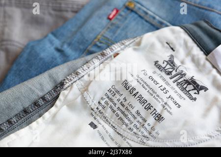 MADRID, SPAGNA - 3 APRILE 2022: Primo piano dell'interno della tasca di un'edizione speciale di un paio di jeans con il logo del famoso americano Foto Stock