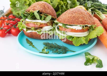 Buon Vegan Burger. Hamburger con verdure su sfondo bianco Foto Stock