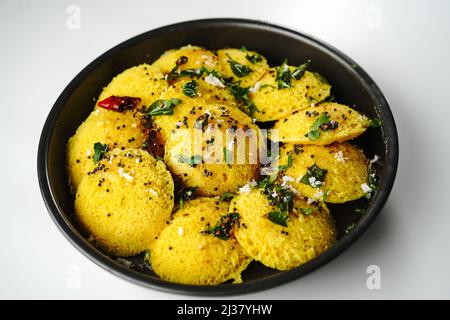 Idli Dhokla - colazione al vapore senza glutine a base di farina di ceci Foto Stock