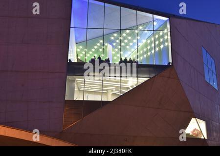 Casa da Música, moderna sala concerti esterna al tramonto a Porto Portogallo. Progettato dall'architetto olandese REM Koolhaas. Foto Stock