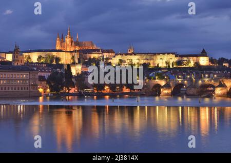 Castello di Praga con Cattedrale di San Vito, skyline storico che si riflette nel fiume Moldava al tramonto, Repubblica Ceca di Praga. Foto Stock