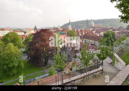 Grande giardino di Fürstenberg in primavera con tetti di Mala Strana (Città minore), Praga Repubblica Ceca. Foto Stock