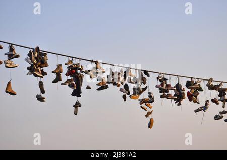 Calzoloni a Praga Repubblica Ceca. Scarpe allacciate gettate sul filo di alimentazione. Foto Stock