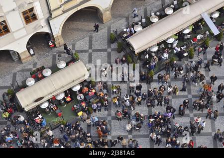 I turisti nella Piazza della Città Vecchia hanno visto dalla Torre del Municipio della Città Vecchia di Praga Repubblica Ceca. Foto Stock