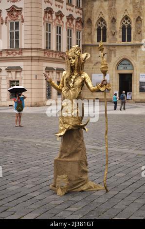 Donna in posa come statua vivente nella Piazza della Città Vecchia (Staroměstské náměstí) nella Repubblica Ceca di Praga. Foto Stock