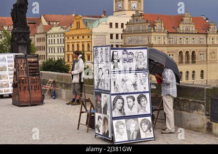 Artisti di strada sul Ponte Carlo a Praga Repubblica Ceca. Foto Stock