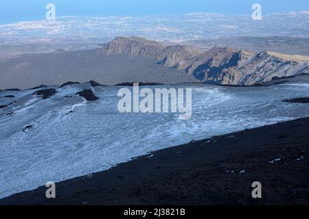 valle, cresta vulcanica e costa ionica da quota 2600 m. nel Parco dell'Etna, Sicilia Foto Stock