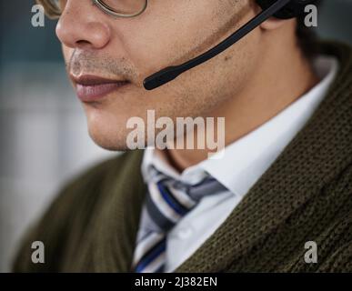 Sempre qui per aiutare un cliente che ne ha bisogno. Primo piano di un agente del call center irriconoscibile. Foto Stock