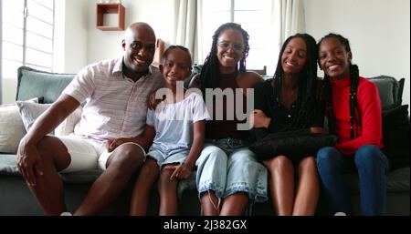 Famiglia africana nera che si posa insieme per una foto sul divano di casa Foto Stock