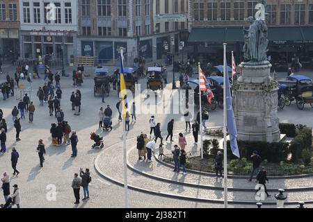 La gente che guarda uno spettacolo al Grote Markt di Bruges, Belgio Foto Stock