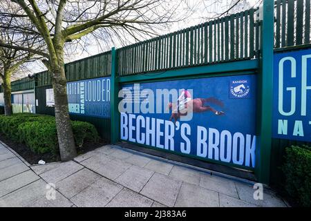 Una vista generale della segnaletica all'ippodromo di Aintree, davanti al Randox Grand National Festival 2022. Data foto: Mercoledì 6 aprile 2022. Foto Stock
