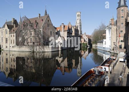 Vista della Torre di Belfry dal Rozenhoedkaai, Rosaire Quay, Quay del Rosario a Brugge, Bruges, Belgio Foto Stock